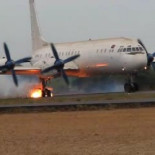 Espectacular salida de pista de un avión en Angola
