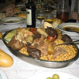 "Los Lunes, cocido. Si usted se lo termina, le pagamos un viaje a Canarias. 15 días con los gastos pagados."