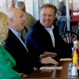 La familia negra de McCain lo acusa de esconder su pasado