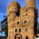 Castillo las Cuevas, construido integramente con cantos rodados de ríos por un solo hombre durante más de 25 años
