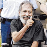 "Como no podía hablar con nadie les dictaba clases a unos palos"