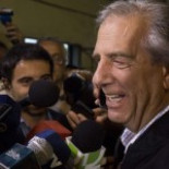 "¡Vos me torturaste!", víctima de la dictadura uruguaya identifica a su torturador, sorprendido, ante los medios