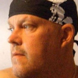 Un hombre  ve cómo su piel se torna naranja por su adicción a la sidra.