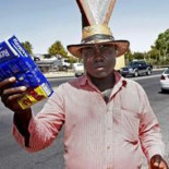 Donan casi tres mil euros al nigeriano que devolvió una cartera en Sevilla