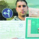 Joven condenado a sacar el carné de conducir para evitar ir a la cárcel aprueba el examen y recoge su permiso