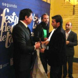 Willy Toledo y Carlos Bardem despliegan una pancarta pidiendo un Sahara libre en el Festival de Cine de Tanger