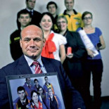 Este hombre le consigue trabajo a un millón de personas al año