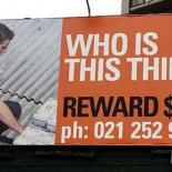 Roba a una empresa de vallas publicitarias y ponen su fotografía por toda la ciudad ofreciendo recompensa [Eng]