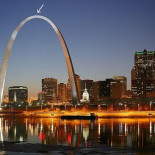 Cambiando una bombilla a 192 metros sobre San Luis