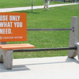 Máxima creatividad publicitaria permaneciendo sentado