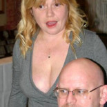 La Iglesia anglicana aparta a una sacerdotisa aficionada al intercambio de parejas