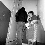 Los ancianos desahuciados ayer por una entidad de la Iglesia en Mislata recurren el desalojo