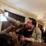 Periodista que lanzó sus zapatos contra Bush tiene un brazo roto