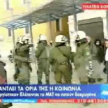 Ciudadanos griegos abuchean a los antidisturbios