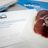 Una empresa felicita la navidad con dos lonchas en un sobre en lugar del tradicional jamón