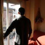 Acaba en Urgencias por ayudar a una joven que recibía una paliza de su novio en Armilla