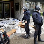 Empleados de Roca lanzan inodoros contra la fachada de la empresa