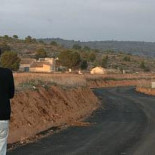 Una edil asfalta el camino a su finca con una subvención