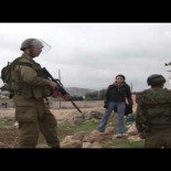 Chica palestina desarmada se interpone entre soldados israelíes armados