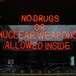 En este establecimiento no se permiten Drogas ni... (WTF)