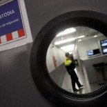Condenados dos mossos por romper el brazo a un detenido mientras lo esposaban