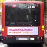 Sacerdote suelta una arenga contra los "autobuses ateos", ¡durante un entierro!