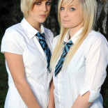 Amenazan con expulsar a dos chicas de 16 años de su escuela por ser 'demasiado rubias' [ENG]