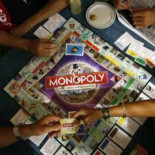 Va al banco con billetes del Monopoly y consigue que se los cambien