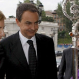Zapatero se arruga ante los obispos: ni apostasía, ni retirada de crucifijos, ni denuncia del Concordato