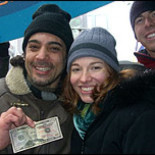 En Nueva York un hombre está regalando un montón de dinero