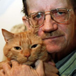 Gato pellizca el cáncer de pulmón de su dueño