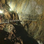 Tres cavidades subterráneas fuera de escala