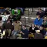 Espectador se emociona cuando le enfocan en un partido