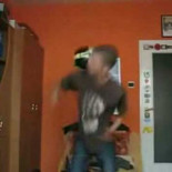 Padre sorprende al hijo ante la Webcam [HUMOR]