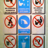 Extraño cartel en el cuarto de baño de un bar