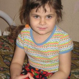 Niña de 3 años, cuidada por sus perros al descuidarla su madre alcohólica [ENG]