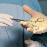 Extirpan tumor de 15 kilos del ovario de una niña de 14 años