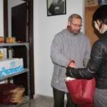 Una familia anónima da de comer cada día a 40 hogares necesitados