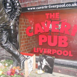 Un grupo de Ultrasur entona el "Cara al sol" en el local donde comenzaron los Beatles