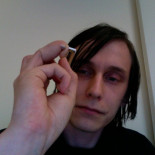 Un hombre pierde un dedo y se pone uno artificial, con memoria USB