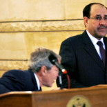 Condenan a tres años al periodista iraquí que lanzó los zapatos al ex presidente George W. Bush