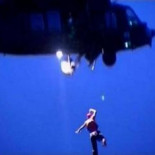 Se fractura una pierna al entrar en un campo minado y muere al caer del helicóptero que lo rescataba