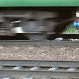 Se acuestan en las vías mientras el tren les pasa por encima