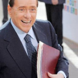 Berlusconi vuelve a bromear con el color de la piel de Obama