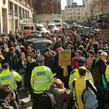 Los antisistema asaltan una sucursal del Royal Bank of Scotland en Londres