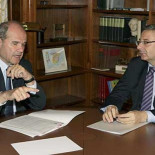 El Gobierno 'llena' la agenda de Chaves después de verle en la playa