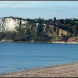 Posaba para una fotografía al borde de un precipicio sujeto a unos matojos... y se mató [EN]