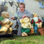 Le prohíben tener gnomos desnudos en el jardín de su casa