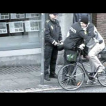 Dinamarca: la Policia te regala un casco si no lo llevas y te da un abrazo