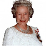 El mayordomo de la Reina de Inglaterra pierde sus 'privilegios' al ser descubierto viendo porno gay